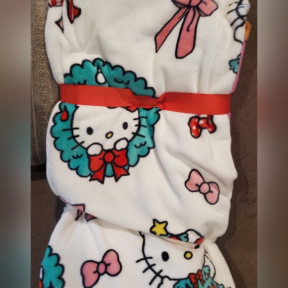 Holiday Wreath Hello Kitty Blanket-NWT - Picture 5 of 6